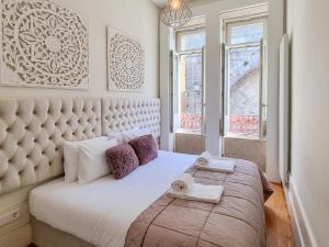 - une chambre avec un grand lit et 2 serviettes dans l'établissement Inspiring City Center 1BR Apartment, à Porto
