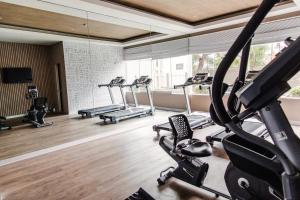 The fitness centre and/or fitness facilities at Martinto by Wynwood House