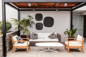 a living room with a couch and two chairs at Martinto by Wynwood House in Lima
