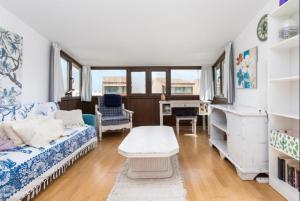 salon z kanapą i stołem w obiekcie Las Tinajas No.6 w Corralejo