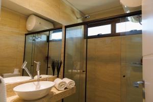 une salle de bain avec un lavabo et une douche en verre dans l'établissement Cielo Ejecutivo: Un hogar en la ciudad, à Ciudad del Este 47 autres photos