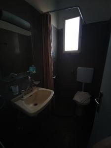 Ett badrum på Omiros rooms