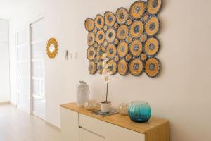 a room with a table and a painting on the wall at C1-12 - Acogedor apartamento dentro de las murallas de Cartagena con aire acondicionado y agua caliente in Cartagena de Indias +26 photos