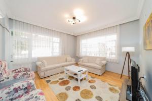 uma sala de estar com dois sofás e uma televisão em Fully Furnished Stylish Apartment in Antalya em Antalya