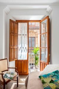 グラナダにあるGenteel Home Sagrado Corazónのベッドルーム1室(ベッド1台、ドア、椅子付)
