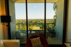 Cette chambre dispose d'une grande fenêtre offrant une vue sur la ville. dans l'établissement Cielo Ejecutivo: Un hogar en la ciudad, à Ciudad del Este