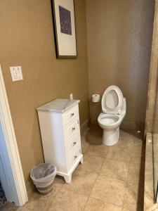 La salle de bains est pourvue de toilettes, d'un lavabo et d'une armoire. dans l'établissement Singer Island Beach resort and Spa, Located at the Palm Beach Marriott, à Riviera Beach