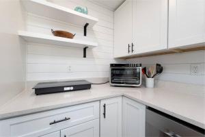 Kitchen o kitchenette sa Beach Getaway at Jax Beach Studio Apartment