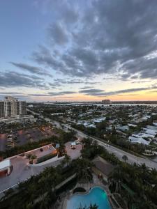 een luchtzicht op een stad bij zonsondergang bij Singer Island Beach resort and Spa, Located at the Palm Beach Marriott in Riviera Beach