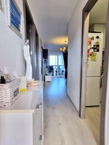 cocina con encimera blanca y nevera blanca en Cabo Cervera primera linea apartamento de lujo en Torrevieja