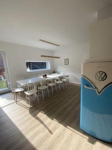 eine Küche und ein Esszimmer mit einem Tisch und einem Kühlschrank in der Unterkunft Chata Zdiarka 4M in Ždiar