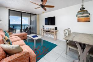 Nautilus 1503 - Gulf Front 2 Bedroom 5th Floor في شاطئ فورت والتون: غرفة معيشة مع أريكة وطاولة