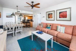 sala de estar con sofá y mesa en Nautilus 1503 - Gulf Front 2 Bedroom 5th Floor, en Fort Walton Beach