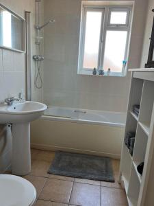 a bathroom with a sink and a tub and a toilet at 1 bedroom flat sleeps 4 in Abingdon Oxfordshire in Abingdon