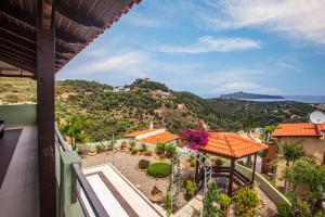 une vue depuis le balcon d'une maison avec des montagnes russes dans l'établissement Villa Chloe - Amazing view Villa with swimming pool, à La Canée