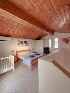 1 dormitorio con cama y techo de madera en Leo Boutique Beachfront en Ayia Napa