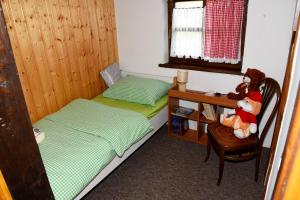 1 dormitorio pequeño con 2 camas y 1 silla en Kuća za odmor Kristina, en Novigrad Podravski