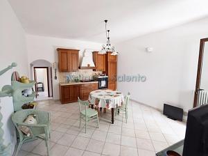 - une cuisine et une salle à manger avec une table et des chaises dans l'établissement Villetta con terrazzo antistante, à Marina di Leuca