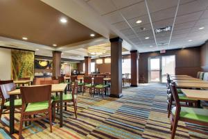 En restaurant eller et andet spisested på Fairfield Inn & Suites by Marriott Ottawa Starved Rock Area