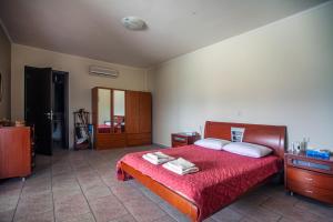 - une chambre avec un lit doté de draps rouges et d'oreillers blancs dans l'établissement Villa Chloe - Amazing view Villa with swimming pool, à La Canée 37 autres photos