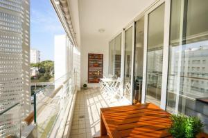 einen Balkon mit einem Tisch und Stühlen auf einem Gebäude in der Unterkunft Apartment Zara White in Zadar