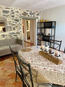 Et opholdsområde på Mas des TRAVES Anduze avec piscine