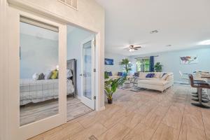 Gallery image of CHEERFUL VILLA 4 BEDROOM AND A HOT TUB in Cape Coral