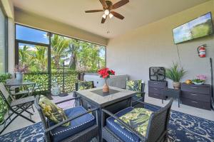 een patio met stoelen, een tafel en een plafondventilator bij CHEERFUL VILLA 4 BEDROOM AND A HOT TUB in Cape Coral