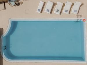 Utsikt över poolen vid Hotel Thirasia eller i närheten