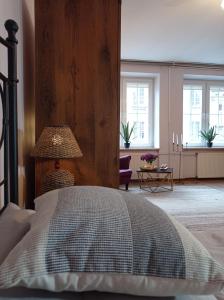 um quarto com uma cama com um candeeiro e janelas em Studio Art Deco - Starówka - Old Town - AZW Gdańsk em Gdansk