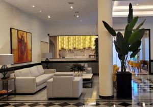 a living room with a couch and a table at Manhattan Plaza in Brasilia