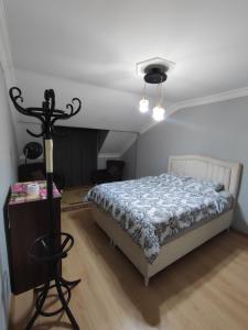 1 dormitorio con cama, mesa y techo en Stay N play en Estambul