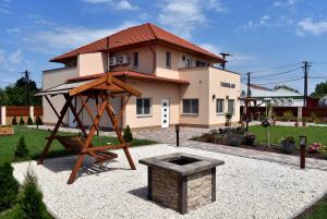 un parque infantil frente a una casa en FarmerLand, en Abádszalók