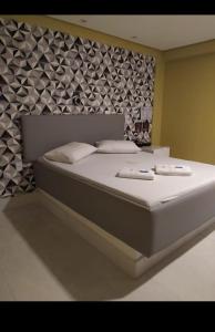 - un lit avec 2 oreillers dans l'établissement Hotel 1001 Prime Ade Águas Claras, à Águas Claras