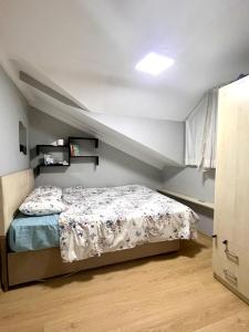 um quarto com uma cama com um edredão branco em Stay N play em Istambul