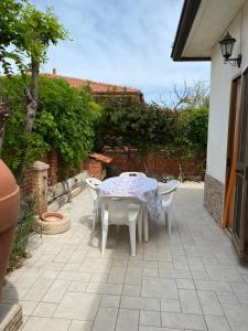 een witte tafel en stoelen op een patio bij Casa Sole e Mare in Catania