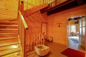 um quarto de madeira com uma escada num camarote em Luxury Love Chalet em Mrkopalj