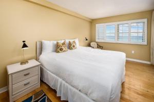 1 dormitorio con cama blanca y ventana en Nautilus 1505 - Gulf Front 1 Bedroom - 5th Floor en Fort Walton Beach