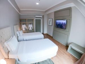 Televiisor ja/või meelelahutuskeskus majutusasutuses Bisinii Boutique Hotel