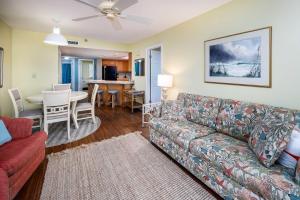 uma sala de estar com um sofá e uma mesa em Nautilus 1603 - Gulf Front 2 Bedroom - 6th Floor em Fort Walton Beach