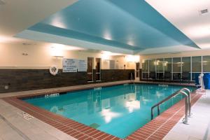 une grande piscine avec un plafond bleu dans l'établissement Fairfield Inn & Suites by Marriott Atlanta Fairburn, à Fairburn