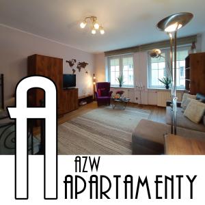 uma sala de estar em plano aberto com um sofá e uma sala de estar em Studio Art Deco - Starówka - Old Town - AZW Gdańsk em Gdansk