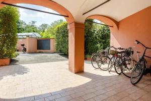 - un groupe de vélos garés sur une terrasse dans l'établissement Appartamento il Mugnaio, à Bologne
