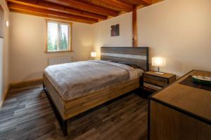 A bed or beds in a room at Red Cariboo Resort