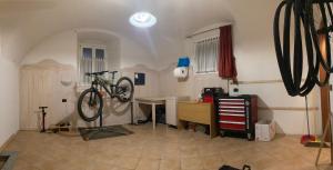 Hotel Al Sole في Saone: غرفة معلقة على الحائط دراجة