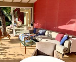 ein Wohnzimmer mit einem Sofa und einem Glastisch in der Unterkunft Villa Belle Vue in Saint-Paul-de-Vence