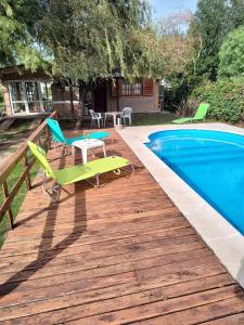 a deck next to a pool with a table and chairs at SAN ANTONIO de Arredondo la casa de Andrea in San Antonio de Arredondo
