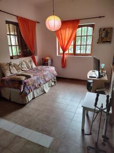 1 dormitorio con 1 cama, escritorio y ventanas en SAN ANTONIO de Arredondo la casa de Andrea en San Antonio de Arredondo