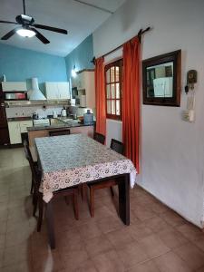 uma cozinha com uma mesa e cadeiras e uma ventoinha de tecto em SAN ANTONIO de Arredondo la casa de Andrea em San Antonio de Arredondo