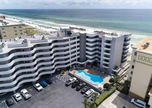 eine Luftansicht auf ein großes Gebäude neben dem Strand in der Unterkunft Nautilus 1702 Gulf Front Large 2 Bedroom Penthouse 7th Floor in Fort Walton Beach